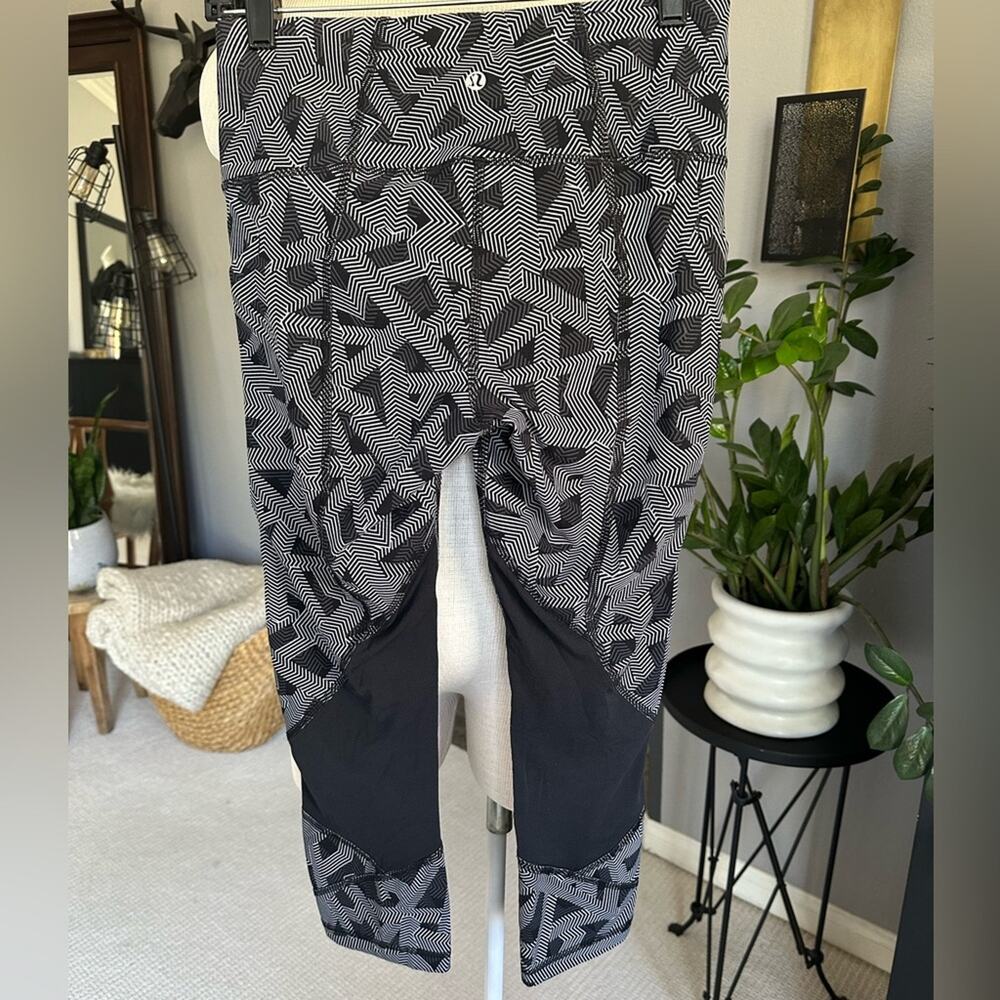 Lululemon Geometric Leggings, size 6 - Picture 3 of 9